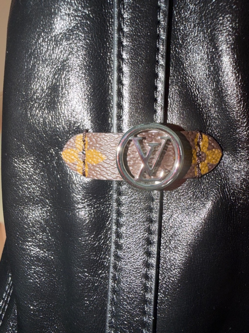 Louis Vuitton Carryall VIBE MM in lambskin & monogram canvas shoulder bag 2025 - Picture 15 of 16